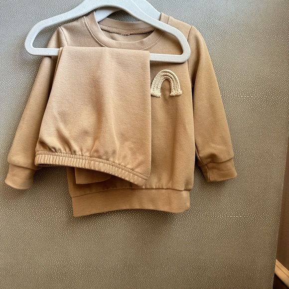 Cute and comfy lightly worn sweatshirt and matching pants - Picture 3 of 4